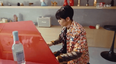 52321950ca2543858742186556b44d76.gif